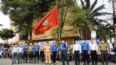 Các đại biểu thực hiện nghi thức xuất quân của đợt ra quân bảo đảm an toàn giao thông. (Ảnh: Hồng Giang/TTXVN)