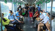 Người dân Thủ đô háo hức trải nghiệm tàu Cát Linh - Hà Đông, sáng 6/11/2021. Ảnh: Thành Đạt/TTXVN