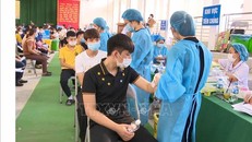 Tiêm vaccine phòng COVID-19 cho người dân. Ảnh: TTXVN