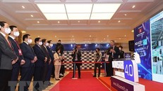 Thủ tướng Phạm Minh Chính và các đại biểu tham quan Triển lãm thực tế ảo về Công nghiệp 4.0. (Ảnh: Dương Giang/TTXVN)