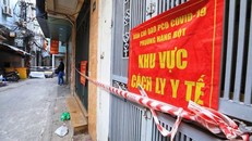 Một địa điểm bị phong tỏa do có trường hợp mắc COVID-19 tại ngõ 162B phố Tôn Đức Thắng. (Ảnh: Tuấn Anh/TTXVN)