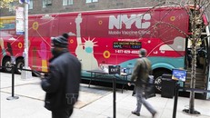 Một điểm tiêm vaccine phòng COVID-19 lưu động ở New York, Mỹ, ngày 7/12/2021. Ảnh: THX/TTXVN