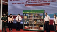 Đại diện Ban tổ chức ra mắt Tủ sách “Học tập và làm theo tư tưởng, đạo đức, phong cách Hồ Chí Minh”.