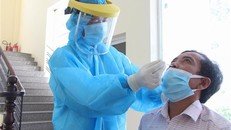 Đại dịch kéo dài khiến người dân và cộng đồng doanh nghiệp phải chi rất nhiều tiền cho các dịch vụ xết nghiệm COVID-19. Ảnh: TTXVN.