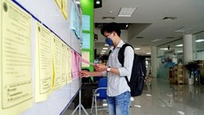 Người lao động tìm hiểu việc làm tại phiên giao dịch việc làm của Trung tâm Dịch vụ việc làm. (Ảnh: TTXVN)