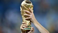 Chiếc cúp vàng của FIFA World Cup. Ảnh: AP