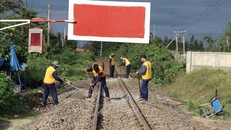 Công nhân Đội Quản lý đường sắt Tuy Hòa (Phú Yên) gạt bỏ lớp đá ba lát cũ thay lớp đá mới trên đường sắt. Ảnh minh họa: Phạm Cường/TTXVN