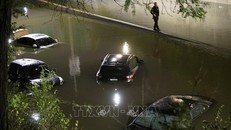 Nước lũ do hoàn lưu bão Ida gây mưa lớn nhấn chìm nhiều tuyến đường và phương tiện giao thông tại New York, Mỹ ngày 2/9/2021. Ảnh: THX/TTXVN