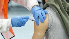 Tiêm vaccine phòng COVID-19 của hãng dược Moderna cho người dân tại New York, Mỹ. Ảnh: AFP/TTXVN