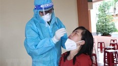 Lấy mẫu xét nghiệm COVID-19. (Nguồn: TTXVN)