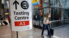Biển chỉ dẫn về một điểm xét nghiệm COVID-19 tại san bây Heathrow, Anh. Ảnh: AFP