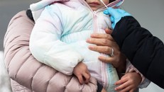 Một em nhỏ được test COVID-19 ở Philadelphia, Mỹ. Ảnh: Bloomberg