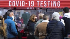 Người dân chờ xét nghiệm COVID-19 tại một điểm xét nghiệm lưu động trên Quảng trường Thời Đại ở New York, Mỹ. Ảnh: THX/TTXVN