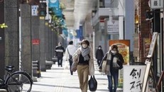 Người dân đeo khẩu trang phòng lây nhiễm COVID-19 tại Iwakuni, Nhật Bản. (Ảnh: Kyodo/TTXVN)