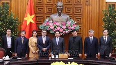 Thủ tướng Phạm Minh Chính và ông Nitin Kapoor, Chủ tịch kiêm Tổng Giám đốc AstraZeneca Việt Nam cùng thành viên đoàn chụp ảnh chung. Ảnh: Dương Giang/TTXVN