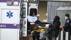 Chuyển bệnh nhân mắc COVID-19 tới bệnh viện ở New York, Mỹ. Ảnh: THX/TTXVN