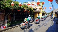 Du khách quốc tế tham quan Phố cổ Hội An. Ảnh tư liệu: Thanh Tùng/TTXVN