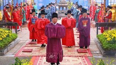 Nghi thức hành lễ tại buổi tiến Ngự lịch. Ảnh: Tuấn Đức/TTXVN