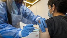 Nhân viên y tế tiêm vaccine phòng COVID-19 cho người dân tại trung tâm tiêm chủng ở Kuala Lumpur, Malaysia. Ảnh: THX/TTXVN