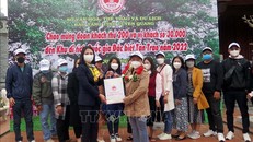 Chị Nguyễn Thị Vân Anh (bên phải), đến từ thành phố Rạch Giá, tỉnh Kiên Giang là vị khách thứ 30.000 đến tham quan Khu di tích Quốc gia đặc biệt Tân Trào.