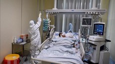 Điều trị cho bệnh nhân nhiễm COVID-19 tại bệnh viện. (Ảnh: AFP/TTXVN)