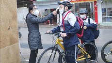 Đo thân nhiệt cho học sinh Trường THCS Nguyễn Du, thành phố Thái Nguyên trước khi vào lớp. Ảnh minh họa: Hoàng Nguyên/TTXVN