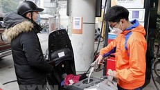 Mua bán xăng dầu tại một điểm kinh doanh xăng dầu trên đường Trần Khát Trân, quận Hai Bà Trưng, Hà Nội. (Ảnh: Trần Việt/TTXVN)