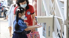 Giữ an toàn cho trẻ khi đi học trực tiếp. Ảnh: TTXVN