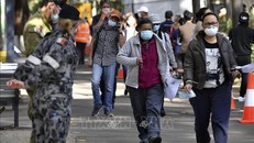 Người dân đeo khẩu trang phòng dịch COVID-19 tại Sydney, Australia. Ảnh: AFP/TTXVN