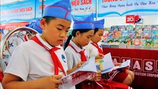 Các em học sinh yêu thích đọc sách. Ảnh: Thế Duyệt/TTXVN.