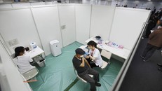 Nhân viên y tế tiêm vaccine phòng COVID-19 cho người dân tại Osaka, Nhật Bản. Ảnh: Kyodo/TTXVN