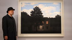 L'Empire des Lumieres của Rene Magritte. Ảnh: AFP