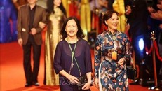 Nghệ sỹ nhân dân Như Quỳnh (trái) và Nghệ sỹ nhân dân Lê Khanh trên thảm đỏ HANIFF lần thứ 5, tổ chức năm 2016. (Ảnh: TTXVN)