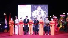 Nghi lễ cắt băng khai mạc Triển lãm.