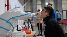 Nhân viên y tế lấy mẫu xét nghiệm COVID-19 cho người dân tại tỉnh Hồ Nam, Trung Quốc, ngày 22/3. (Ảnh: THX/ TTXVN)