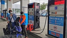 Mua bán xăng tại cửa hàng kinh doanh xăng dầu Petrolimex trên đường Trần Quang Khải, Hà Nội. (Ảnh: Trần Việt/TTXVN)