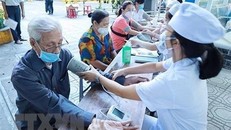 Bệnh nhân được bác sỹ khám sức khoẻ, đo huyết áp hậu COVID-19. (Ảnh: Thu Hương/TTXVN)