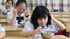 Học sinh trường Tiểu học Nghĩa Tân, quận Cầu Giấy ăn bán trú. Ảnh tư liệu: Thanh Tùng/TTXVN