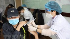 Nhân viên y tế tiêm vaccine phòng COVID-19 cho người dân phường Lê Đại Hành, quận Hai Bà Trưng, Hà Nội. (Ảnh: Minh Quyết/TTXVN)