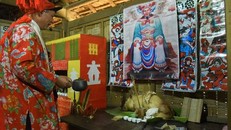 Thầy cúng thực hiện nghi lễ cúng Bàn Vương. Ảnh: dantocmiennui.vn