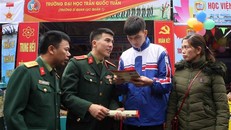 Thí sinh nghe tư vấn tuyển sinh trực tiếp. Ảnh: Thanh Tùng/TTXVN