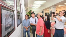 Các đại biểu tham quan triển lãm ảnh "Cảm xúc 2" tại TP Hồ Chí Minh.