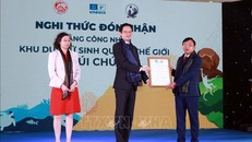 Đại diện Bộ Ngoại giao trao tặng Bằng công nhận Khu dự trữ sinh quyển thế giới Núi Chúa từ UNESCO cho UBND tỉnh Ninh Thuận.