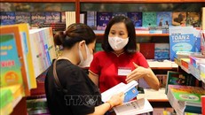 Tư vấn, giới thiệu với phụ huynh về sách giáo khoa tại hệ thống nhà sách của Nhà Xuất bản Giáo dục Việt Nam. Ảnh tư liệu: Thanh Tùng/TTXVN
