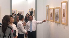 Khách tham quan triển lãm chuyên đề “Ký họa kháng chiến miền Nam”. Ảnh: P.H