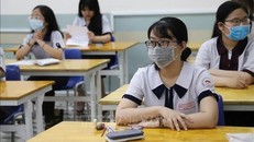 Thí sinh làm thủ tục dự thi Tốt nghiệp Trung học phổ thông. (Ảnh: TTXVN)