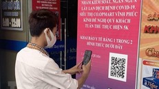 Người dân thực hiện quét mã QR khai báo y tế. (Ảnh: Hoàng Hùng/TTXVN)