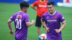 Tiến Linh (phải) nhận được sự quan tâm sau khi có thông tin cho rằng tiền đạo này dính chấn thương. (Ảnh: PV/Vietnam+)