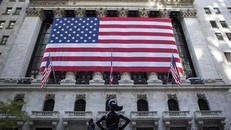 Quang cảnh bên ngoài sàn giao dịch chứng khoán New York (Mỹ). (Ảnh: AFP/TTXVN)