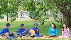 Một buổi sinh hoạt của CLB Đờn ca tài tử xã Hiệp Thành, TP. Bạc Liêu trong vườn nhãn trăm tuổi ở Bạc Liêu. Ảnh tư liệu: Minh Đức/TTXVN